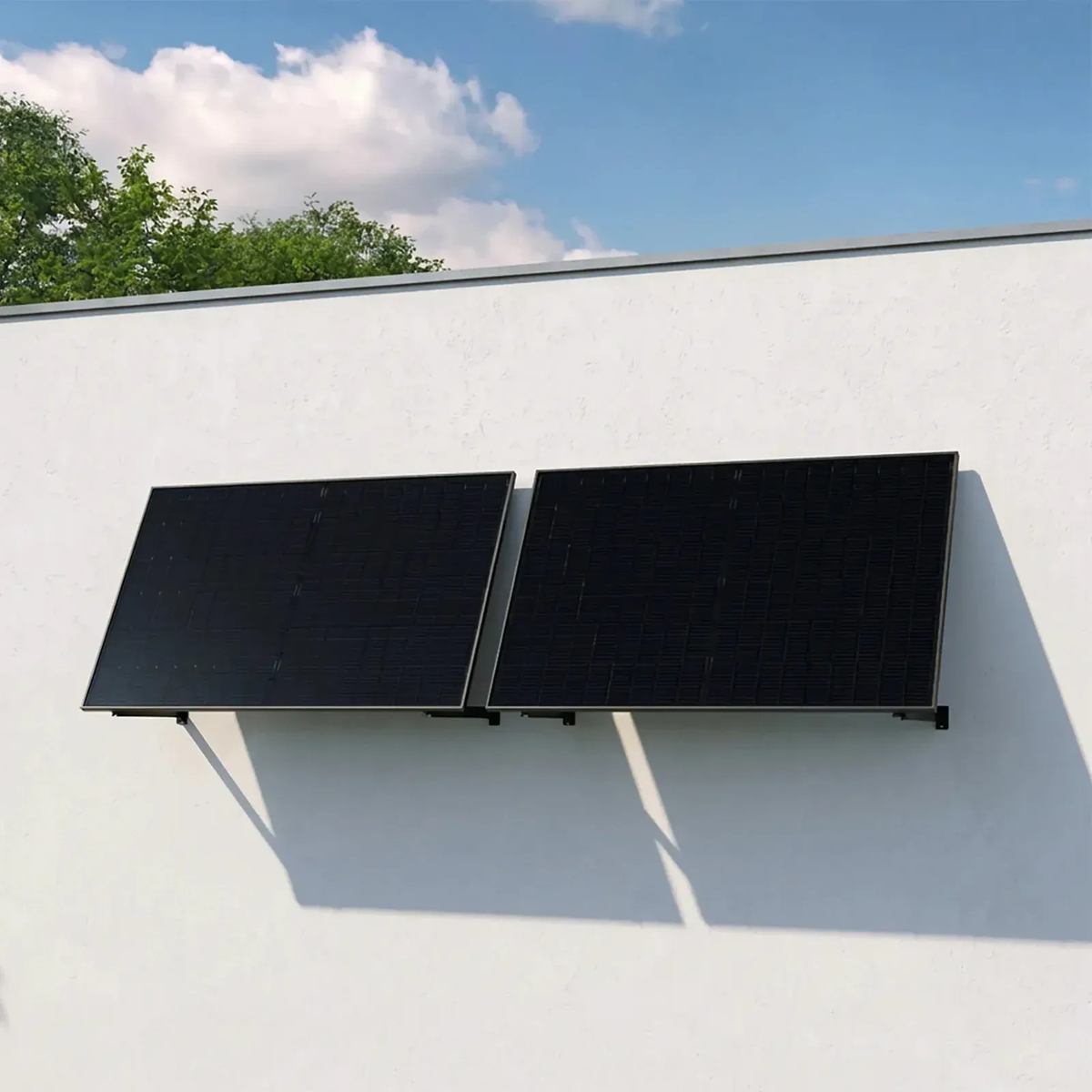 Zwei Solarmodule des Balkonkraftwerks aufgeständert an einer weißen Hauswand