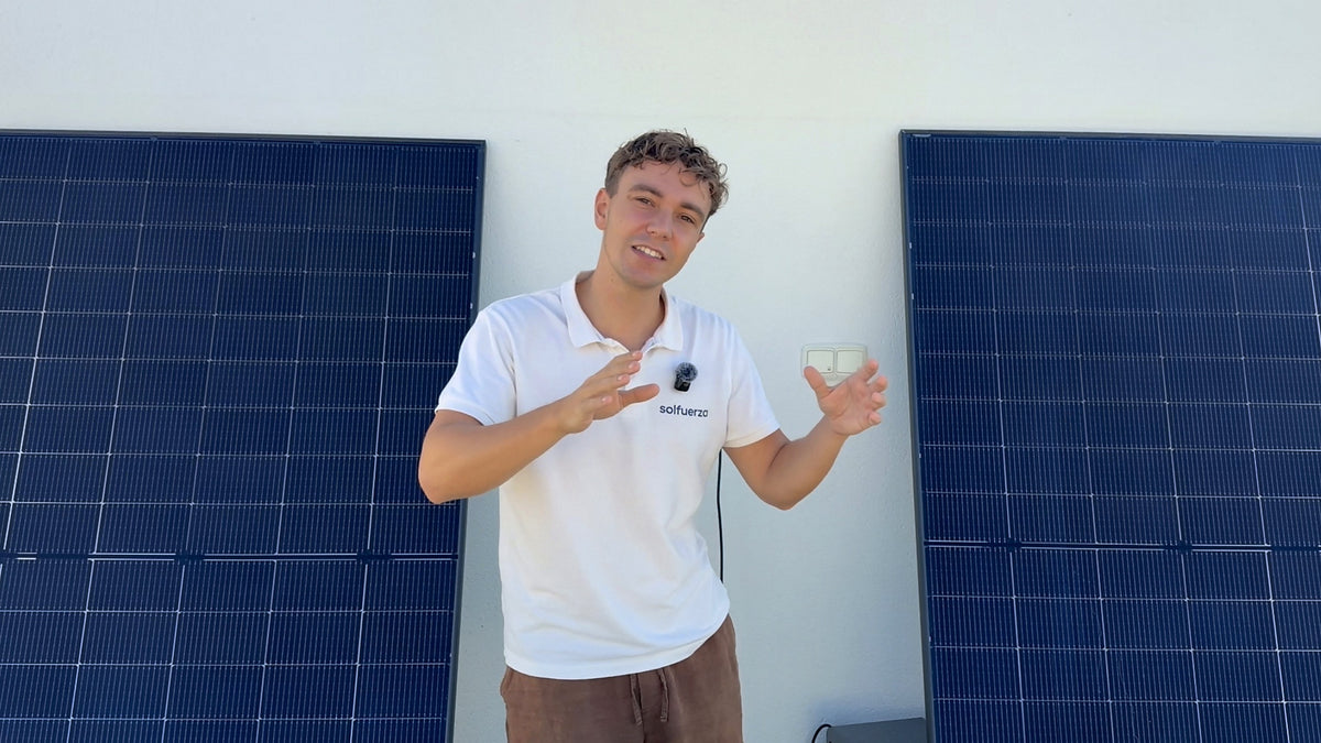 Solfuerza-Mitarbeiter vor Solarmodulen
